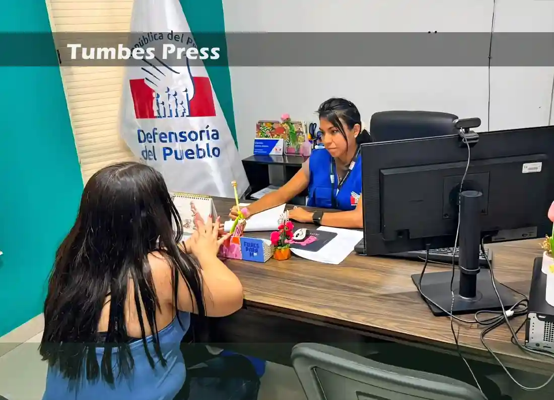 Una joven de nacionalidad venezolana que permanecía en condición migratoria irregular tras egresar de un Centro de Acogida Residencial (CAR) logró regularizar su situación en el país gracias a una intervención articulada que permitió restituir sus derechos y brindarle nuevas oportunidades para continuar construyendo su futuro en Perú. El caso fue atendido por la Oficina Defensorial de Tumbes, que impulsó la reevaluación de una solicitud de ampliación de calidad migratoria previamente rechazada. Durante las gestiones, se logró recopilar documentación que acreditaba la condición de vulnerabilidad de la joven, quien había sido víctima de violencia sexual, información que resultó determinante para sustentar la necesidad de protección y garantizar el acceso a sus derechos fundamentales. Como resultado de estas acciones, la Superintendencia Nacional de Migraciones aprobó la ampliación de su calidad migratoria regular, permitiéndole continuar sus estudios superiores y acceder a oportunidades de empleo formal. La medida representa un paso importante para su integración social y económica, así como para el fortalecimiento de su autonomía personal. Además de la regularización migratoria, la joven recibió acompañamiento para acceder a servicios de salud en el distrito de Aguas Verdes y apoyo humanitario destinado a cubrir necesidades básicas. La Defensoría del Pueblo destacó que esta intervención refleja la importancia del trabajo coordinado entre instituciones públicas y organizaciones de apoyo para garantizar la protección de personas en situación de vulnerabilidad y promover su inclusión plena en la sociedad.