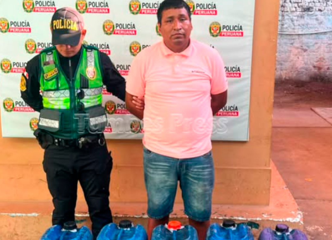 En el marco del operativo policial denominado “Control de Identidad 2026”, agentes de la Comisaría de Aguas Verdes lograron la detención de un hombre que presuntamente transportaba combustible de procedencia extranjera de manera ilegal en la provincia de Zarumilla. El intervenido fue identificado como Óscar Yampier Malqui López (27), quien conducía un vehículo de placa de rodaje T3J-407, de color gris y marca Chevrolet. Durante la inspección del vehículo, los efectivos policiales hallaron en su interior 17 pomas de color azul que contenían combustible, al parecer de procedencia extranjera. Ante esta situación, el conductor fue trasladado a la dependencia policial para continuar con las diligencias correspondientes y determinar la procedencia del combustible, así como las responsabilidades que pudieran derivarse del caso. Como resultado de la intervención, la Policía Nacional incautó las 17 pomas con combustible y el vehículo utilizado para el traslado. El valor de lo incautado fue estimado en S/ 2,754.00. Las autoridades continúan reforzando los operativos de control en la zona de frontera con el objetivo de combatir el contrabando y otras actividades ilícitas vinculadas al transporte y comercialización ilegal de combustibles.