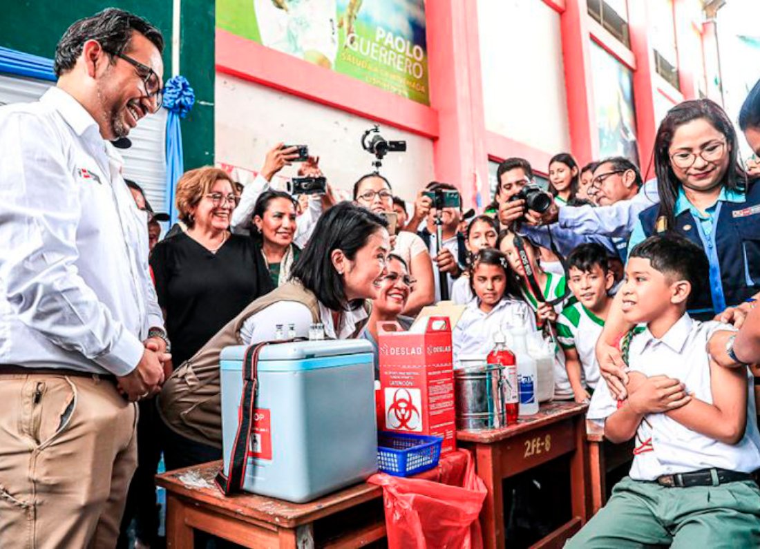 El Ministerio de Salud intensifica la estrategia de vacunación contra el dengue en la región Tumbes, con el objetivo de proteger principalmente a adolescentes y jóvenes frente a las formas graves de esta enfermedad. En Tumbes se ha establecido una meta de 26 mil 160 dosis, correspondientes a la primera y segunda aplicación. La campaña está priorizada en los distritos de Tumbes, Zarumilla y Corrales, donde la vacunación está a cargo de la Dirección Regional de Salud. La vacuna es gratuita y está dirigida a personas de 10 a 20 años de edad. El esquema contempla dos dosis, con un intervalo de tres meses, por lo que las autoridades sanitarias hacen un llamado a los padres de familia para autorizar la vacunación de sus hijos y, especialmente, para completar las dos dosis, ya que esto permite alcanzar una protección adecuada. Las vacunas se aplican en los establecimientos de salud y mediante brigadas que recorren instituciones educativas y sectores urbanos para acercar este servicio a la población. El Minsa distribuyó 444 mil 780 dosis de vacunas entre las regiones priorizadas, incluyendo Tumbes, como parte de la estrategia nacional de prevención y control de esta enfermedad. Las autoridades recuerdan que la vacunación debe complementarse con la eliminación de criaderos del mosquito Aedes aegypti, evitando la acumulación de agua, tapando los depósitos y permitiendo el ingreso de las brigadas debidamente identificadas. Ante fiebre alta, vómitos persistentes, dolor abdominal intenso, sangrado, somnolencia o dificultad para respirar, se recomienda acudir inmediatamente al establecimiento de salud. Vacunarse, completar las dos dosis y eliminar los criaderos son acciones fundamentales para reducir el impacto del dengue y proteger a las familias.