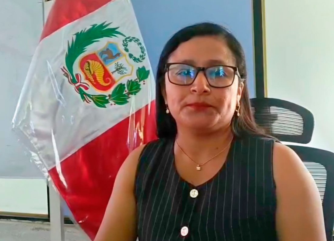 Rosita Elizabeth Yovera Morales asumió formalmente la alcaldía encargada de la Municipalidad Provincial de Tumbes por un periodo de 30 días calendario, en reemplazo de Hildebrando Antón Navarro, luego de recibir la notificación y credencial expedidas por el Jurado Nacional de Elecciones (JNE). La nueva autoridad municipal señaló que su incorporación se realiza conforme al procedimiento establecido por la normativa electoral. “De acuerdo a la norma electoral, estamos asumiendo el día de hoy. Las cosas siempre tienen que hacerse en el debido proceso”, manifestó tras concretarse el cambio temporal de conducción de la comuna. Como parte de las primeras medidas, fue designado César Augusto Cruz Flores como gerente municipal, quien tendrá a su cargo la evaluación de la situación administrativa y financiera de la municipalidad. El funcionario adelantó que se revisarán las cuentas, el presupuesto y las inversiones para identificar las acciones que deberán adoptarse durante este periodo. “Vamos a hacer una verificación de la parte financiera, presupuestal y de las inversiones. Daremos un informe y se tomarán las acciones y medidas inmediatas”, sostuvo Cruz Flores. Yovera Morales, por su parte, aseguró que se garantizará la continuidad de los servicios esenciales, con atención prioritaria en limpieza pública, manejo de residuos sólidos, seguridad ciudadana y transporte. La alcaldesa encargada también anunció que continuará dando seguimiento a temas que ya venía fiscalizando desde el Concejo Municipal, entre ellos las inspecciones relacionadas con el relleno sanitario provincial y los acuerdos que permanecen pendientes de evaluación por parte del pleno edil.